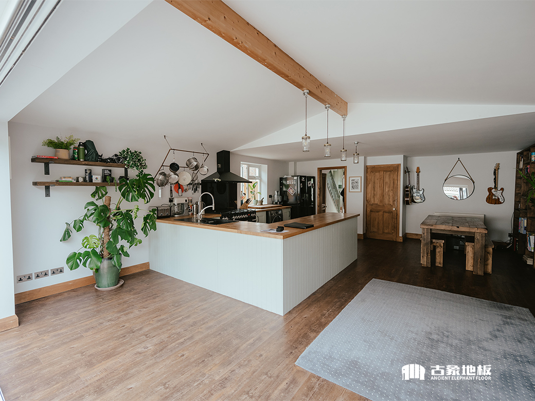 恰到好處的強(qiáng)化地板鎖扣設(shè)計(jì)讓家更易打掃